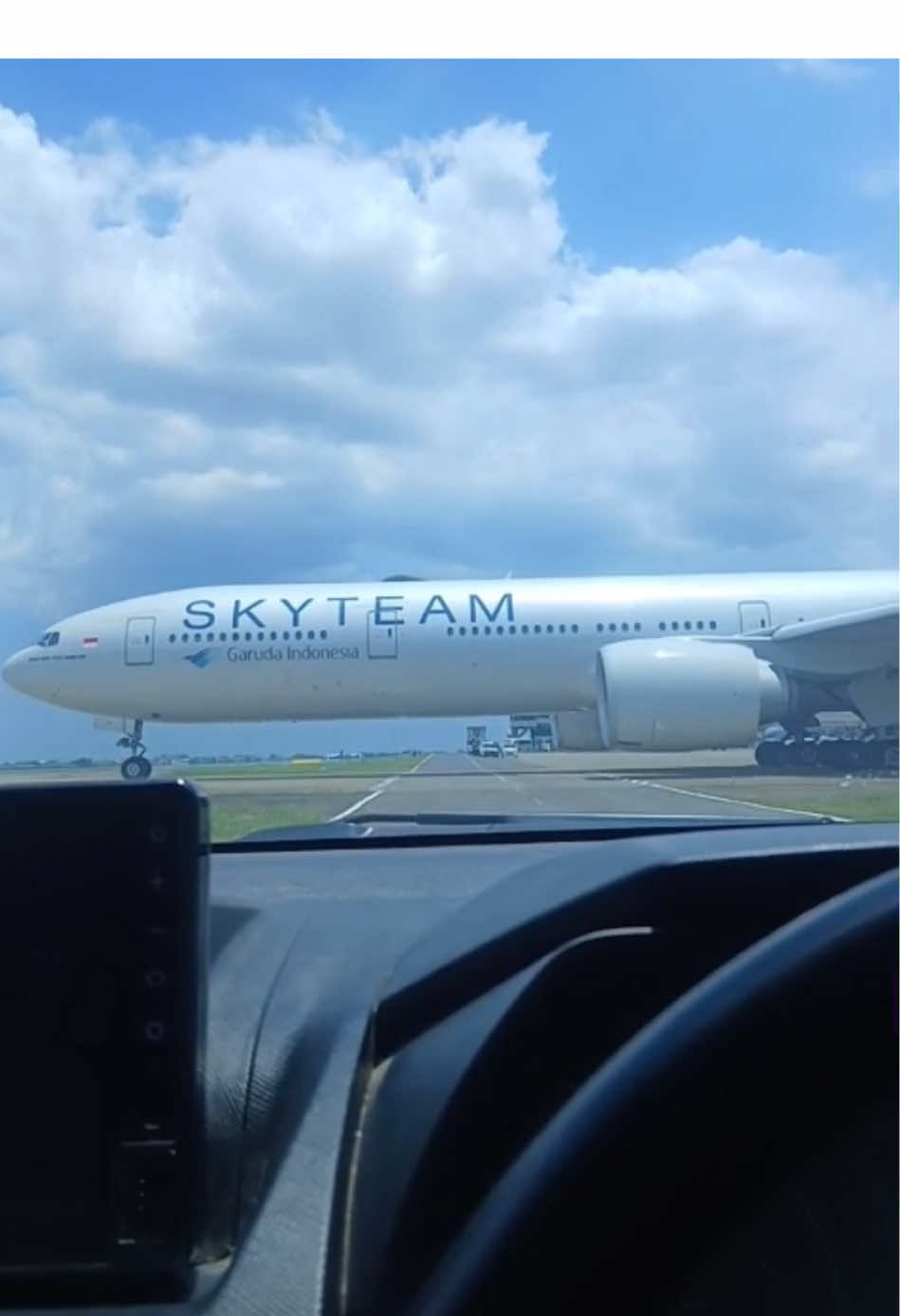 Ketua mau lewat 🛩️ #egiemc #fyp #garudaindonesia #skyteam #soekarnohattaintrernationalairport 