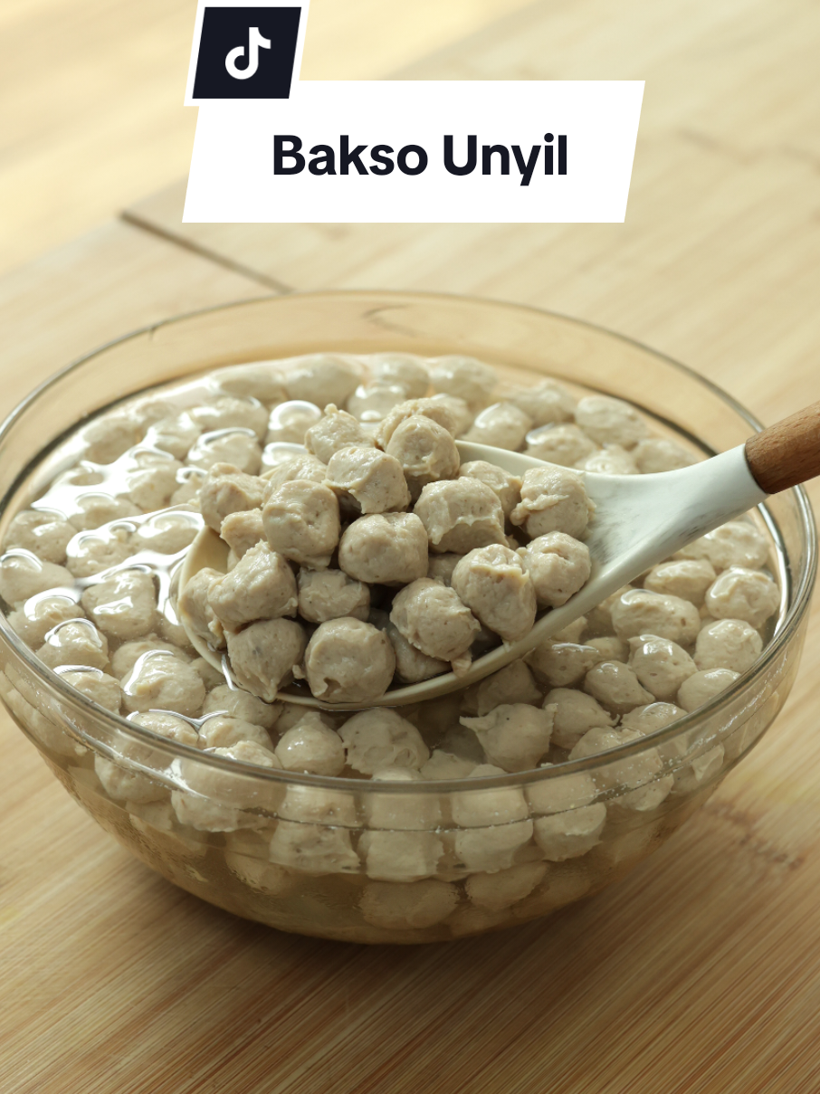 Resep Bakso Mutiara (untuk 10 porsi) Bahan aromatik: 2 sdm minyak 6 siung bawang merah, iris 6 siung bawang putih, iris Bahan adonan bakso: 250 gr daging sapi has dalam (setengah beku) 250 gr dada ayam filet (setengah beku) 2 sdt garam 1 sdm gula pasir ¼ sdt merica 2 sdt kaldu jamur 2 sdt baking powder 1-2 siung bawang putih 2 butir telur 2 sdt kecap manis 1 sdt dark soy sauce (opsional) 80 gr es batu 50 gr tapioka Bahan kuah bakso: 1 liter air 1 sdm kaldu ayam bubuk ½ sdm kaldu jamur ½ sdm garam ¼ sdt merica 1 sdm gula pasir 1 batang daun bawang, potong 1 batang seledri, potong 1 sdm minyak ayam bawang Pelengkap: sambal rawit bawang merah goreng jeruk nipis nasi putih Cara membuat: 1. Panaskan minyak, goreng bawang merah beberapa saat kemudian masukkan bawang putih, masak di api sedang kecil hingga sedikit kering 2. Potong-potong daging sapi dan dada ayam filet 3. Di dalam food processor, masukkan daging sapi, dada ayam filet, garam, gula pasir, merica, kaldu jamur dan baking powder, haluskan hingga lengket 4. Masukkan tumisan aromatik, bawang putih cincang, telur, kecap manis, dark soy sauce dan es batu, haluskan hingga benar-benar halus kemudian masukkan tapioka, haluskan kembali 5. Masukkan adonan bakso ke dalam kulkas selama 1-2 jam lalu masukkan ke dalam plastik segitiga 6. Siapkan air panas, basahi tangan dengan air dingin kemudian bentuk bakso, masak di api kecil hingga matang dan rendam dengan air es (air matang), tiriskan 7. Di dalam panci, masukkan air, kaldu ayam bubuk, kaldu jamur, garam, merica, gula pasir, daun bawang, seledri dan minyak bawang, masak hingga mendidih 8. Masukkan bakso, masak sesaat 9. Bakso mutiara siap disajikan