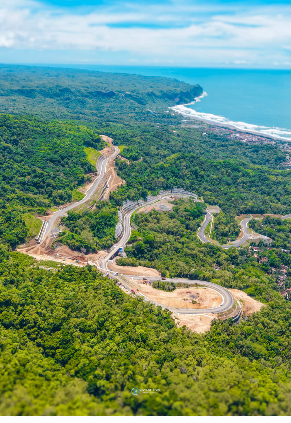 JJLS Segera Tersambung, Kelok 18 Akan Jadi Ikon Baru dengan Pemandangan Luar Biasa Jalan kelok 18 dengan alur yang berkelok-kelok di daerah perbukitan, menawarkan pemandangan dan panorama laut selatan yang menakjubkan, dari ketinggian dapat terlihat pemandangan Pantai Parangtritis dan laut selatan yang luas, serta bisa melihat keindahan art lighting Jembatan Kretek dan Pandansimo. Sudah siap nyore disini? 📍JJLS Kelok 18 #jjls #jjlskelok18 #jogja #jogjakarta #jogjaistimewa    