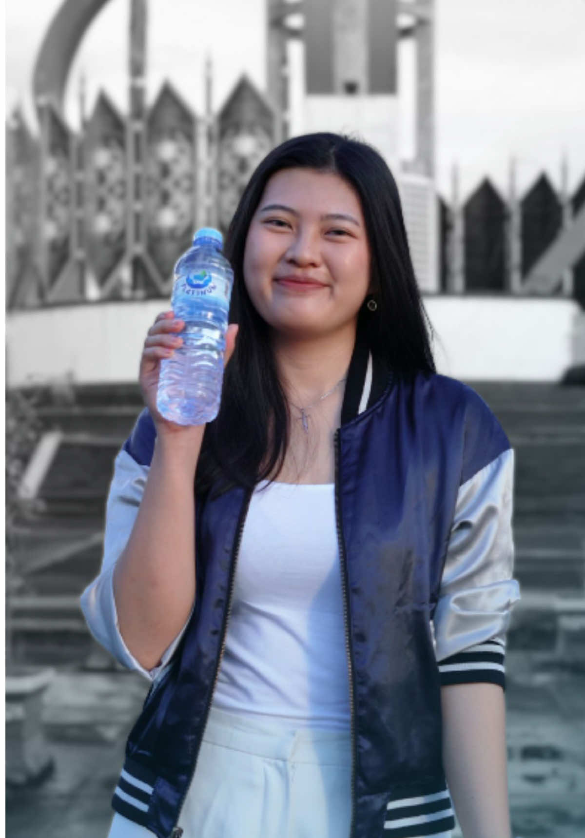 Kadang, yang kamu butuh cuma satu kesegaran — bukan untuk menghapus lelah, tapi untuk mengingatkan kamu, bahwa setiap langkah masih punya makna. Platinum — temani langkahmu, segarkan harimu. #airplatinum #kalimantan #indonesia #fyp #viral 