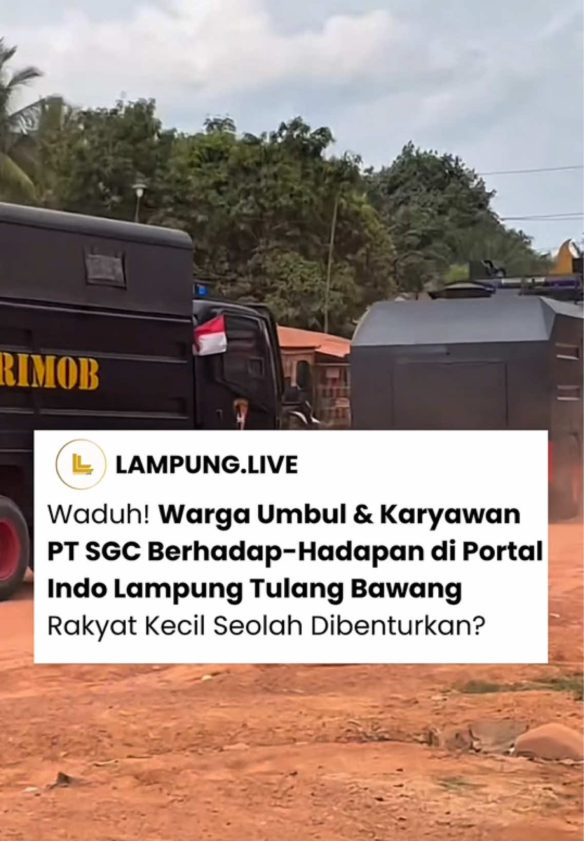 Waduh Selalu Rakat Kecil 😢 Aksi damai warga Umbul Tulang Bawang di kawasan Portal Indo Lampung, Selasa (11/11/2025), sempat bersamaan dengan kehadiran massa karyawan PT SGC yang juga berada di lokasi. Situasi itu membuat keduanya terlihat berhadap-hadapan, meski sebenarnya memiliki tujuan yang berbeda. Banyak warga mempertanyakan kenapa rakyat kecil bisa seolah dibenturkan satu sama lain, padahal inti aksi ini adalah menyuarakan persoalan agraria yang sudah puluhan tahun belum selesai. Dalam aksi damai ini, masyarakat Umbul menyampaikan 5 tuntutan utama: 1. Kembalikan tanah Umbul masyarakat Tulang Bawang. 2. Evaluasi dan ukur ulang HGU PT Sugar Group Companies. 3. Berikan hak pengelolaan 20% lahan HGU plasma untuk masyarakat Umbul. 4. Berikan pengakuan negara terhadap lahan Umbul masyarakat Tulang Bawang. 5. Berikan perlindungan negara terhadap masyarakat dan lahan Umbul Tulang Bawang. Sementara itu, sejumlah tokoh masyarakat dikabarkan sedang menuju Jakarta untuk bertemu Presiden Prabowo, berharap solusi konkret dari pemerintah pusat. Semoga persoalan panjang ini bisa diselesaikan dengan kepala dingin, tanpa membuat masyarakat di lapangan saling berhadapan lagi 🙏 Gimana kalo kata kiyay & atu? 🎥 fb/Jiren Jiren  #LampungLive #TulangBawang #UmbulMenggugat #SGC #KonflikLahan 