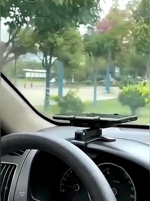 ขาตั้งโทรศัพท์นี้มีประโยชน์จริงๆ เพราะสามารถวางโทรศัพท์ได้ทุกที่และสลับระหว่างโหมดแนวตั้งและแนวนอนได้โดยไม่บดบังมุมมอง