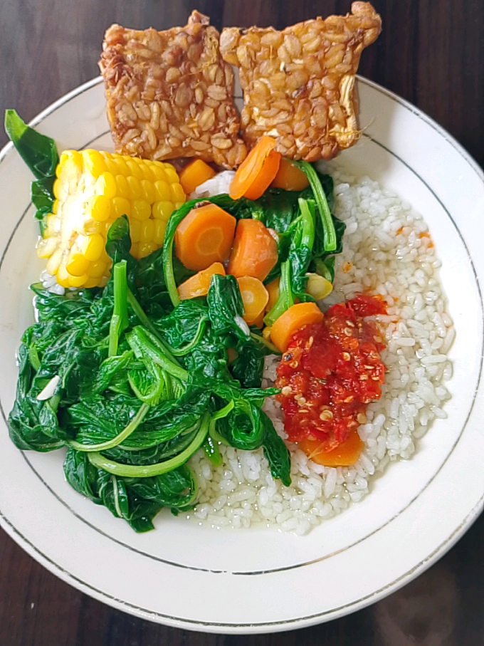 makan pake sayur bening bayam dan sambel korek lagi😁,tapi kali ini d kasih jagung #bikinngiler #foodtiktok #mukbangvideo #mkn #sayurbening 