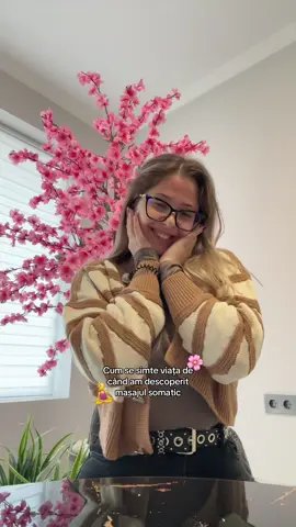 De aproape doi ani, masajul somatic a devenit o parte importantă din viața mea. Nu credeam că o simplă ședință de masaj poate avea un impact atât de profund - asupra corpului, dar mai ales asupra stării mele interioare. Mă simt mai relaxată, mai prezentă și mai împăcată cu mine însămi. Aș merge în fiecare săptămână, doar pentru liniștea pe care o simt după! 🌿 🌸Voi ați încercat masajul somatic?🌸 YT: Andrada Beatrice Insta: Andraada_books _______________________ #somatic #masaj #fyp #grateful 