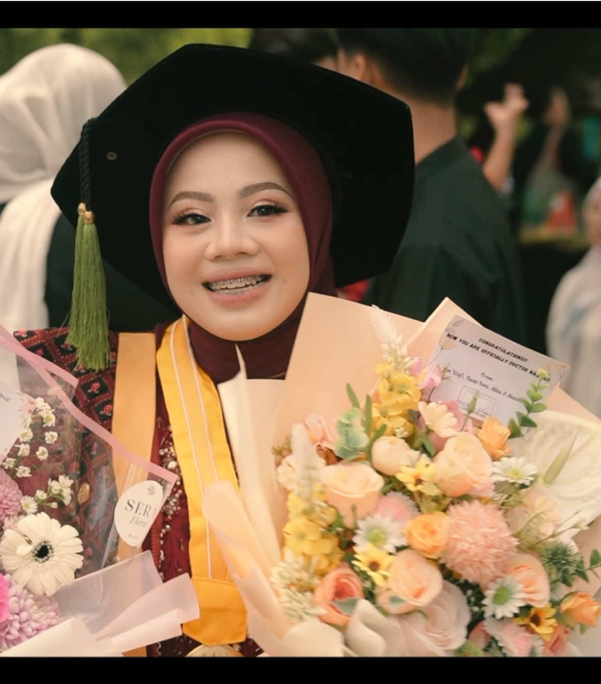 Fun snippets from my second time wearing the Gryffindor robe! 🪄⊹₊⟡⋆ (ft mommy Taylor’s song on the back 😍) Here’s for more growing and learning and studying and travelling and working (di OK? 🤭) and having fun sambil dengerin playlist campuran taylor-dangdut-jamet tiktok-sabrina-kpop-hivi and other indo song-etc sampe jadi spesialis (atau subspesialis? 🥰🙏🏻) (LAH?), aamiin yaAllaah! ❣️ #fyp #wisudaprofesi #sumpahdokter #graduation #unpad 