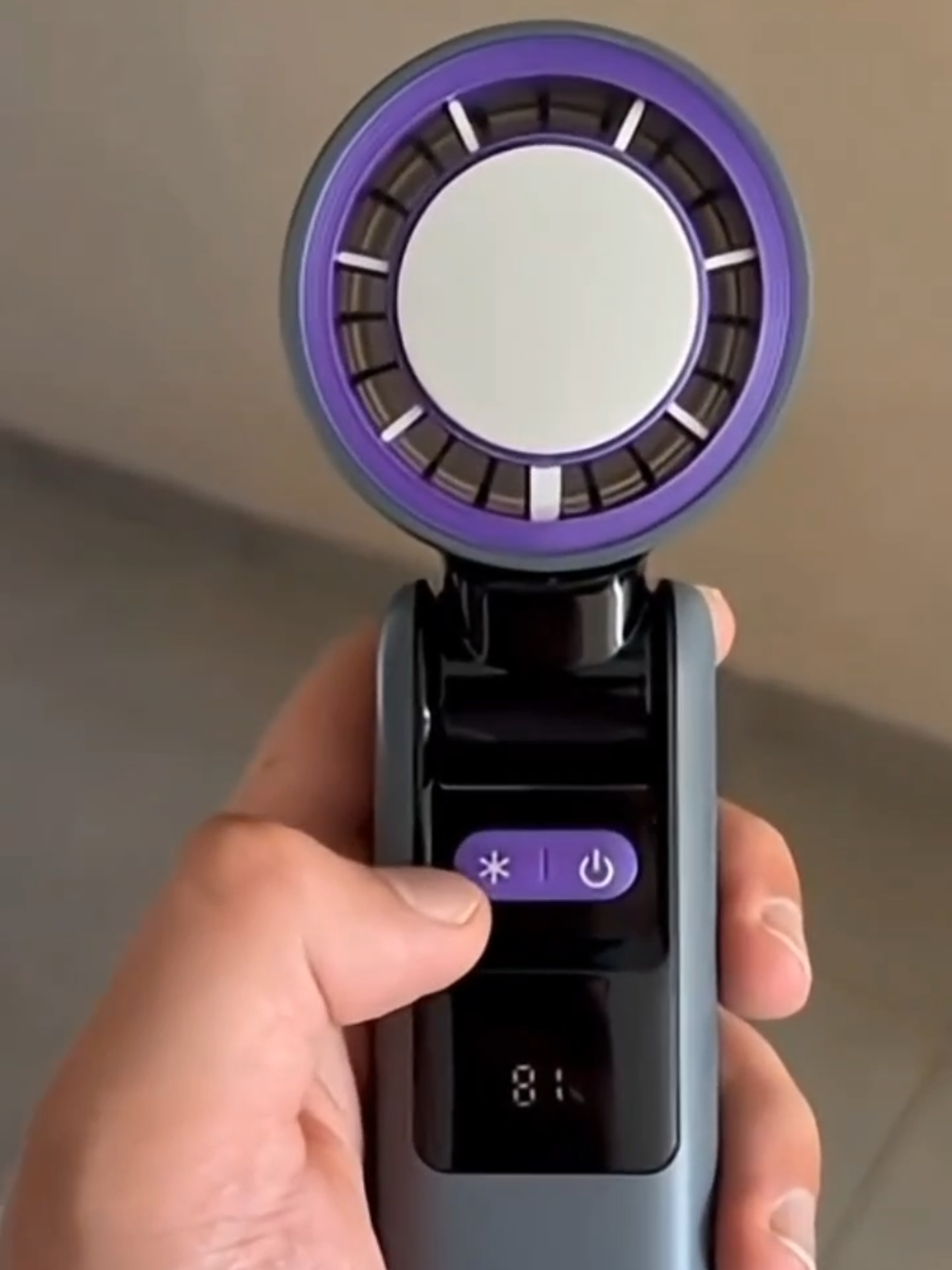 ✨ Mini Turbo ventilateur Fan, Puissant & Ultra Portable ! 💨 5 vitesses turbo 📱 Écran digital 🔋 Rechargeable & longue autonomie 👜 Pliable, léger, tient dans la poche 🧊 Refroidissement immédiat Parfait pour voyages 🌴, sport 🏃‍♂️, plage 🏖 et bureau 🧑‍💻. #smarthome #gadget #benin🇧🇯 #venteenligne #pourtoi 