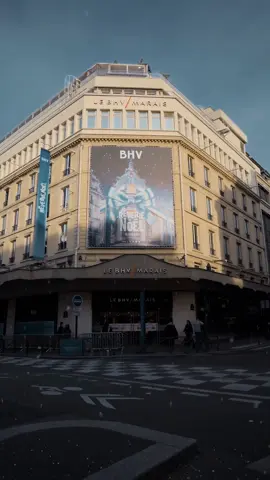 Célébrons ensemble l’art de faire plaisir !  Le BHV vous invite à vivre une fin d’année pleine d’émotion au cœur de ce Noël, imaginé comme un écrin.   Place à une profusion de générosité ! Petites attentions ou gros cadeaux, l’heure est au partage et à la rêverie. Venez trouver toute l’inspiration au BHV, prenez le temps, essayez, immortalisez l’instant, laissez-vous charmer par les allées et faites de votre shopping un moment aussi féérique que Noël.