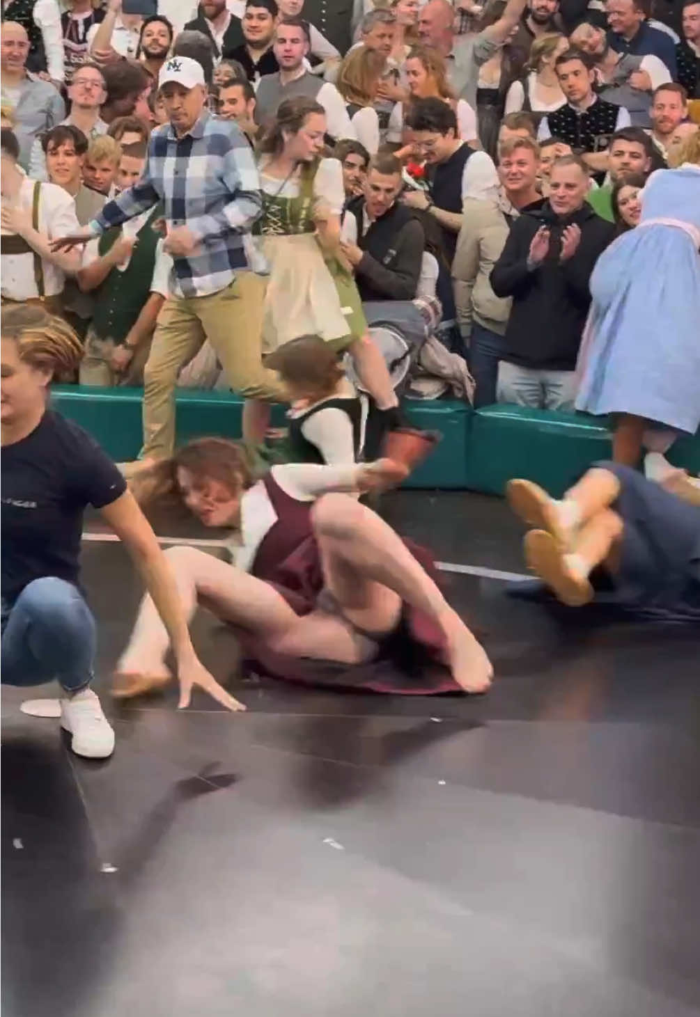 🥨⚡ Hier gewinnt niemand!😂 Alle denken, sie halten durch… bis das Rad anfängt zu drehen! 🌀 Das Teufelsrad ist purer Münchner Kult – chaotisch und legendär! 👉 Markiere den Freund, der zuerst fliegt! #Teufelsrad #Oktoberfest #WiesnChallenge #GaudiOhneEnde #BayernKult   