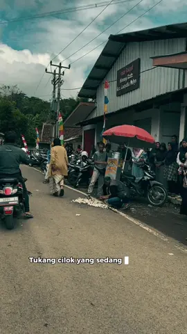 Rezeki sudah diatur, termasuk rezeki amang cilok ini. Semoga membawa kebahagiaan untuk semua. #drmohammadwahyu 