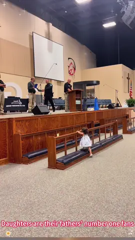 It's clear this little girl is her dad's number 1 fan! 🥰 #dadsoftiktok #graduation #goodnews #daddaughter #fyp
