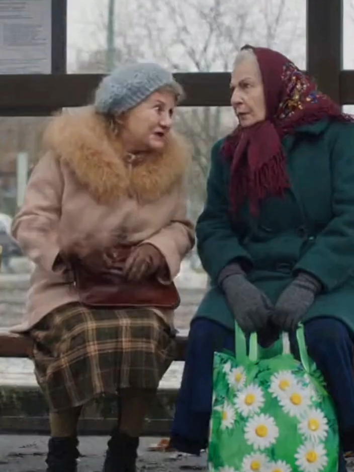 ChatGPT i babcine mądrości 🤖😂 Komputer, który się nie kłóci?! 😅☕ Nowoczesne porady kontra targowa wiedza! 💬👵 😂 Na przystanku dwie babcie wymieniają się nowinami o świecie technologii — i oczywiście kończy się to śmiechem. Galia opowiada, że jej wnuk rozmawia z komputerem, który odpowiada, doradza i zna przepisy. Wiera jest w szoku, bo przecież babcie też wszystko wiedzą! Cała komedia wybucha w momencie, gdy Galia dodaje, że komputer… nigdy się nie kłóci. Krótka scenka o tym, jak tradycyjna mądrość spotyka nowoczesną sztuczną inteligencję. Czasem technologia zaskakuje nawet te, które wiedzą wszystko… ☕🤖 This video is for entertainment and humor purposes only. Do not rely on comedic content for real-life decision-making. 💬 Napisz w komentarzu, czy Twoja babcia też pokonałaby ChatGPT! 👍 Polub, 🔔 subskrybuj i baw się z nami każdego dnia! #komedia #babcie #ChatGPT #AI #humor #przystanek #technologia #porady Celem naszych filmów jest dostarczanie rozrywki i wiedzy, często poprzez satyrę. Nie traktujcie wszystkiego całkiem serio :) Ten materiał został wygenerowany z wykorzystaniem AI.