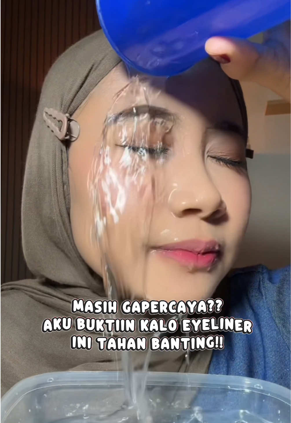suka banget sama eyeliner ini formula new improved x kuromi yg harganya affordable,  tip nya tipis/precise gampang buat gambar, udah  waterproof&smudgeproof warna hitam pekat,  affordable price cuss checkout sekarang limited edition inih😍 #azarineeyeliner #kuromiedition 