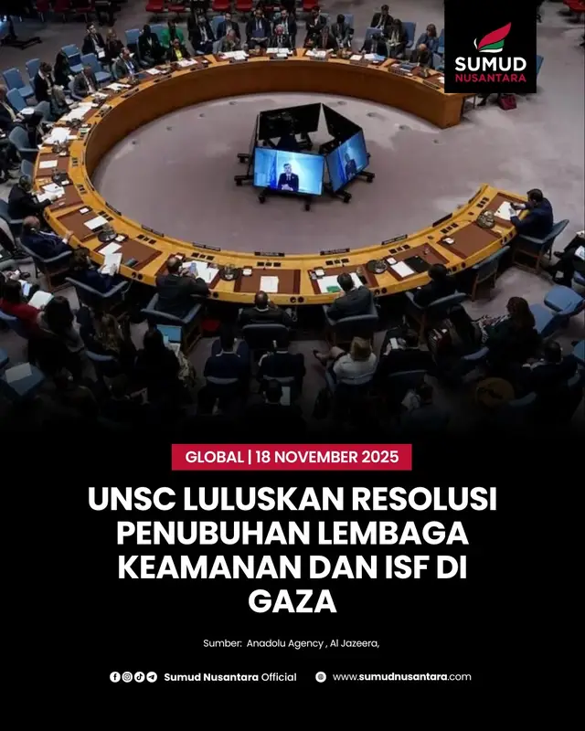 Majlis Keselamatan Pertubuhan Bangsa-bangsa Bersatu (UNSC) pada Isnin telah meluluskan satu resolusi yang digubal Amerika Syarikat (AS) bagi menubuhkan Lembaga Keamanan (Board of Peace) serta memberi kuasa kepada Pasukan Penstabilan Antarabangsa (ISF) untuk menyelia urus tadbir, pembinaan semula dan usaha keselamatan di semenanjung Gaza. Resolusi tersebut menerima 13 undian menyokong, manakala China dan Rusia berkecuali — tetapi tiada hak veto digunakan. Berucap sebelum pengundian, utusan AS ke PBB, Mike Waltz berkata kepada UNSC bahawa draf resolusi yang dibentangkan itu adalah pelan berani dan pragmatik berasaskan rancangan 20 perkara Presiden Trump untuk menamatkan konflik Gaza, yang dirumus hasil rundingan diplomatik bersama Qatar, Mesir, Arab Saudi, Emiriah Arab Bersatu (UAE), Türkiye, Pakistan dan Indonesia. Beliau berhujah bahawa resolusi tersebut menggariskan kemungkinan laluan ke arah penentuan nasib sendiri rakyat Palestin selepas Pihak Berkuasa Palestin (PA) melaksanakan pembaharuan yang diperlukan, yang dilihat sebagai sebuah harapan bagi menggantikan keganasan dengan perdamaian dan membuka peluang bagi penyelesaian politik pada masa hadapan. Selepas undian, beliau menyambut baik keputusan itu dan berkata ia merupakan satu lagi langkah penting ke arah menjamin kestabilan Gaza. “Lembaga Keamanan yang akan dipimpin oleh Presiden Trump, kekal sebagai tonggak utama usaha ini,” katanya, sambil menambah bahawa ISF akan menstabilkan dan mengukuhkan keadaan keselamatan, menyokong usaha pelucutan senjata di Gaza, memusnahkan rangkaian militan, serta menamatkan keupayaan senjata mereka serta memastikan keselamatan penduduk Palestin. Sementara dalam satu kenyataan yang disiarkan oleh agensi berita WAFA, PA berkata rancangan AS itu telah menegaskan penubuhan gencatan senjata yang kekal dan menyeluruh di semenanjung Gaza, penghantaran bantuan kemanusiaan tanpa halangan serta hak rakyat Palestin untuk menentukan nasib sendiri dan menubuhkan negara merdeka mereka. PA, yang berpusat di Ramallah, turut menyatakan kesediaan penuh untuk bekerjasama dengan pentadbiran Trump dan UNSC demi memastikan pelaksanaan resolusi ini dengan cara mengakhiri penderitaan rakyat Palestin di Gaza, Tebing Barat dan Baitul Maqdis Timur. Hal ini berlaku selepas HAMAS, yang menguasai Gaza mengecam resolusi tersebut. Dalam satu kenyataan sebelum ini, HAMAS menyatakan bahawa resolusi tersebut tidak memenuhi tuntutan rakyat Palestin dan pelantikan pasukan antarabangsa bagi mengawal senjata kumpulan pejuang di Gaza secara tidak langsung menafikan kedudukan berkecuali mereka, sekali gus menempatkan mereka sebagai pihak yang turut terlibat dalam konflik dan cenderung memihak kepada penjajah. Resolusi tersebut menyatakan bahawa kehadiran Lembaga Keamanan dan ISF yang dibenarkan melalui resolusi ini akan berkuat kuasa sehingga 31 Disember 2027, tertakluk kepada tindakan lanjut UNSC. Sebarang pembaharuan mandat ISF selepas itu hendaklah dilakukan dalam kerjasama penuh dan penyelarasan bersama Mesir, Israel serta negara-negara lain yang terus bekerjasama dengan ISF. Sumber: Anadolu Agency, Al Jazeera