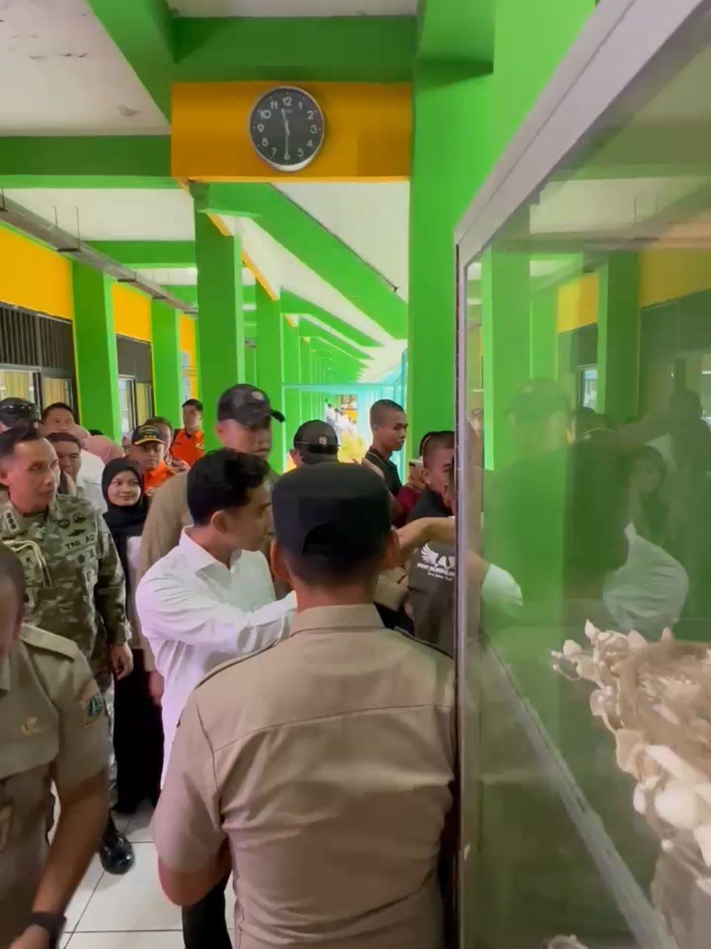 Ditodong petugas sppg sekolah yg ingin foto bareng #wapres #gibranrakabuming #gibran 