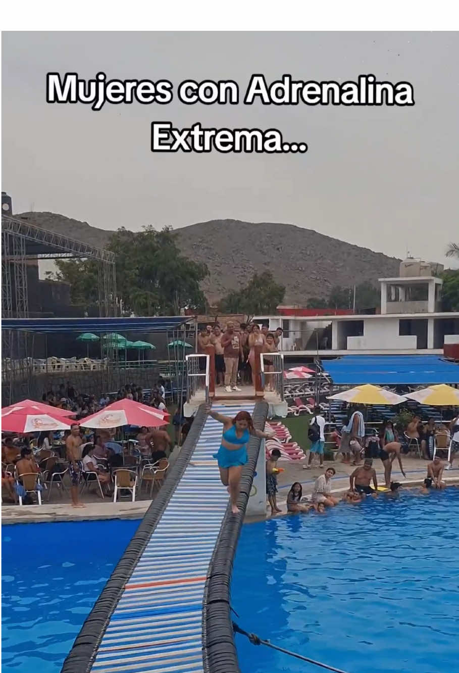 Can you cross the suspension brigade?#puenteextremo #aqualandia #paseoescolar #viral #piscinasenpiura