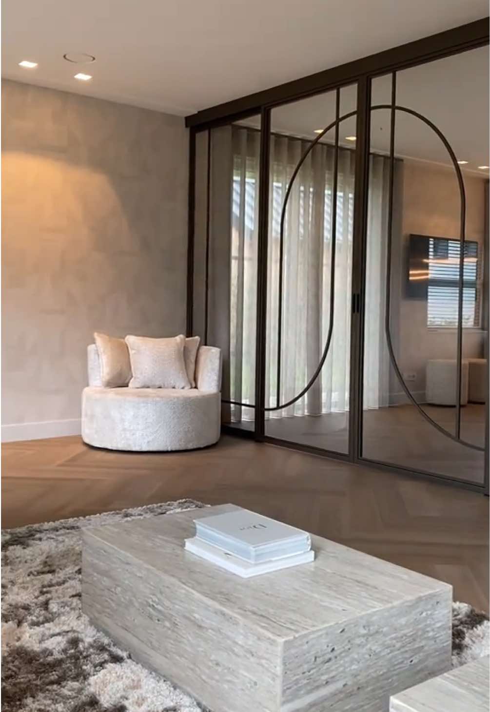 Warme kleuren, rijke materialen en een zachte basis 🤎 Project Hellendoorn ✍🏼 #interior #interieur #interieurinspiratie #interiordesign #interieurdesign 