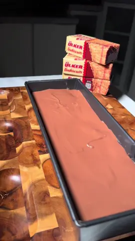 المكونات :  ٥ مغلفات بسكويت (١٧٠ جرام لكل مغلف)  زبده او حليب مع البسكوت المطحون  ١٤٠ جرام جبن كريمي (٨ حبات كيري)  علبة قشطه  نص علبة نستله (تقريبا ١٨٠ جرام) ظرف دريم ويب  ١٨٠ جرام شوكولاته بليجيكة او جالكسي  اذا تحبون التشوكلت مايتجمد اضيفو معه علبة قشطه  الطريقه :  نطحن مغلفين بسكويت ومعه زبده او حليب عشان يتماسك و نصفها اسفل القالب  نخلط الجبن و القشطه و النستله و الدريم ويب و نضيف معهم مغلف بسكويت شاي و نخليهم ينخلطون سوا ١٠٠٪؜ اذا كان مره ناشف نقدر نضيف ملعقتين حليب فقط كل ماكان متماسك يكون افضل بعدين نضيف مغلفين مكسرينهم تكسير وسط باليد ليس مطحون و نخلطهم يدويها و نصبهم فالقالب فوق البسكويت و ندخلهم الثلاجه ساعتين يتماسكون بعدين نذوب التشوكلت ونصبه فوقها ( بيتجمد التشوكلت عشان الحلا بارد اذا تبونه ذايب اخلطوه مع قشطه و يفضل يؤكل مباشره) 