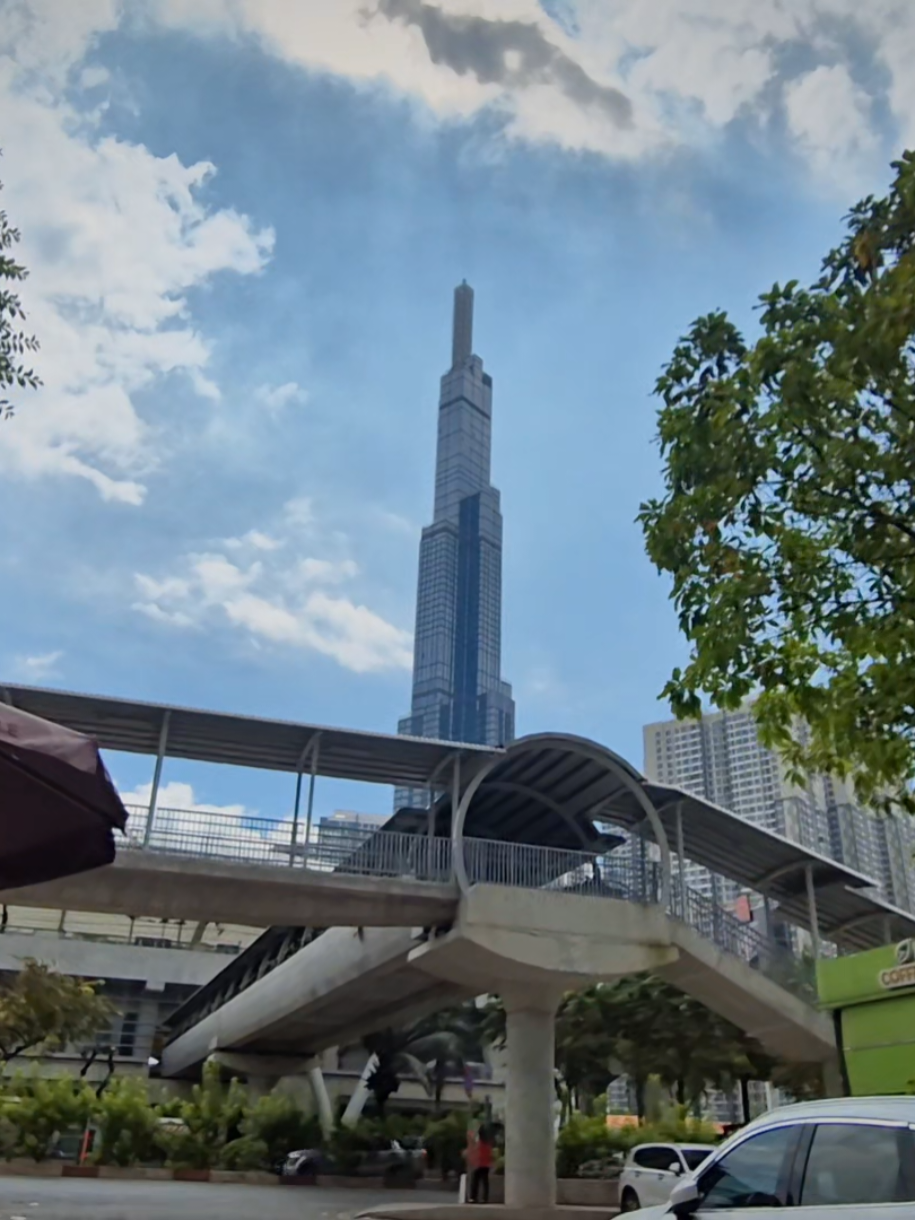 Em ơi em khi nào ta mới trọn vẹn niềm đau để rồi mới yêu lại nhau #khapsaigon 