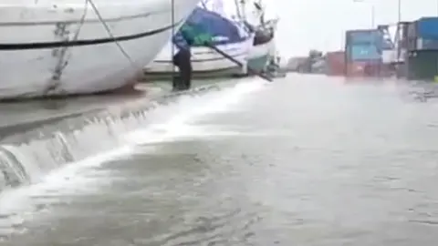 Hari ini,Tanggul laut jakarta Jebol, banjir rob ANCOL ,Jakut & pantai mutiara #banjirancol #pantaimutiara