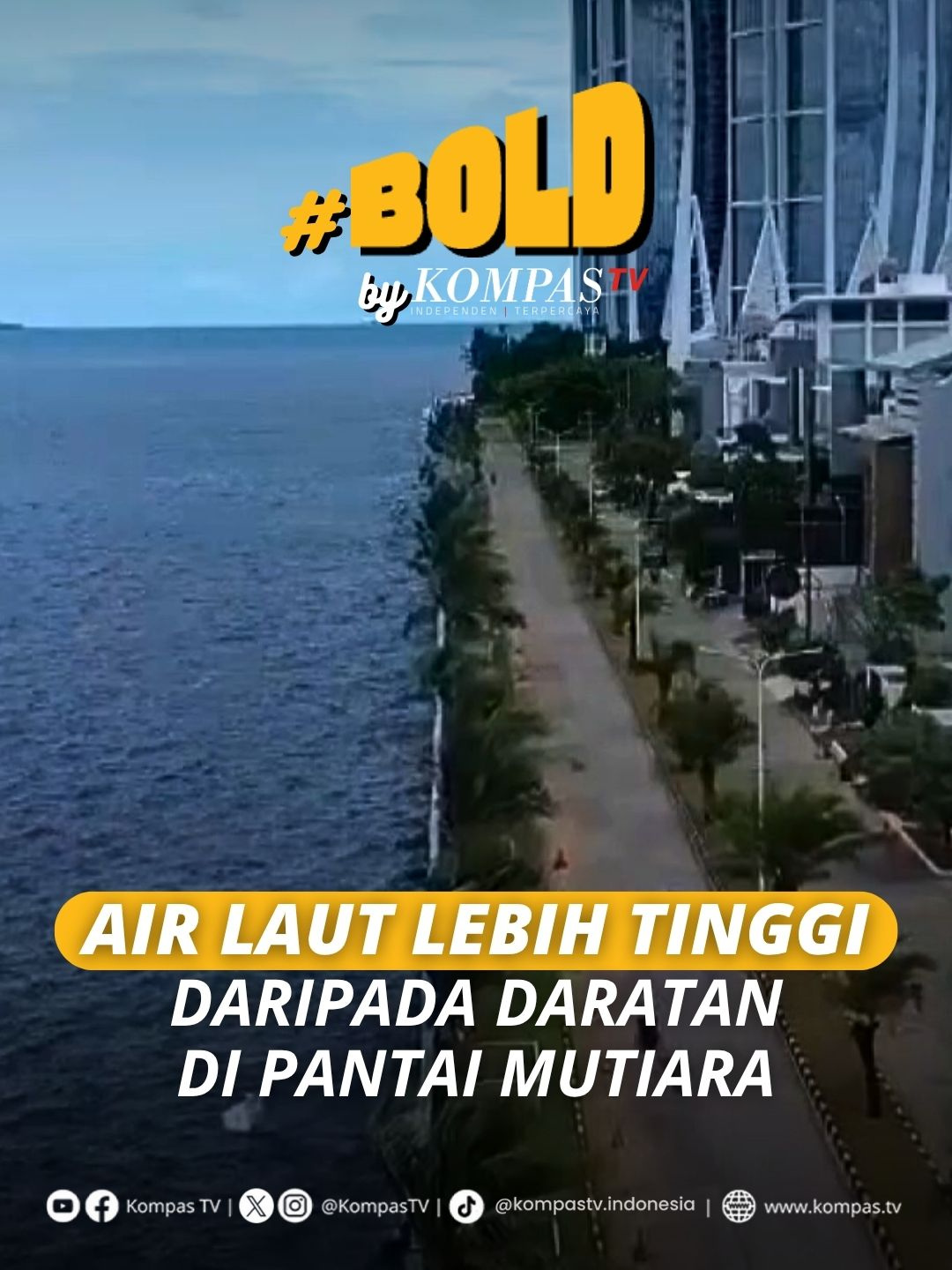 Air laut di Pantai Mutiara, Penjaringan Utara, terlihat berada pada level yang lebih tinggi dibandingkan daratan. Menurut BRIN, kondisi ini dipicu oleh penurunan permukaan tanah di Jakarta yang mencapai 10 hingga 30 sentimeter per tahun. Penurunan ini diperparah oleh kondisi tanah Jakarta yang secara alami aluvial serta penggunaan air tanah yang berlebihan. Pemantauan pada Senin, 17 November 2025 menunjukkan permukaan laut yang seharusnya mengalir ke daratan tertahan oleh tanggul. Meski tertahan, kondisi ini tetap dinilai mengkhawatirkan. Mantan Gubernur DKI Jakarta Basuki Tjahaja Purnama bahkan memprediksi bahwa apabila tanggul laut di Pantai Mutiara jebol saat pasang, banjir dapat meluas hingga pusat kota, termasuk kawasan Monas. Jika tidak ditangani segera, risiko tenggelamnya sebagian wilayah Jakarta menjadi semakin besar. Simak video selengkapnya dan dapatkan berita terkini lainnya di www.kompas.tv serta youtube.com/kompastv #BOLDKompasTV #TikTokBerita