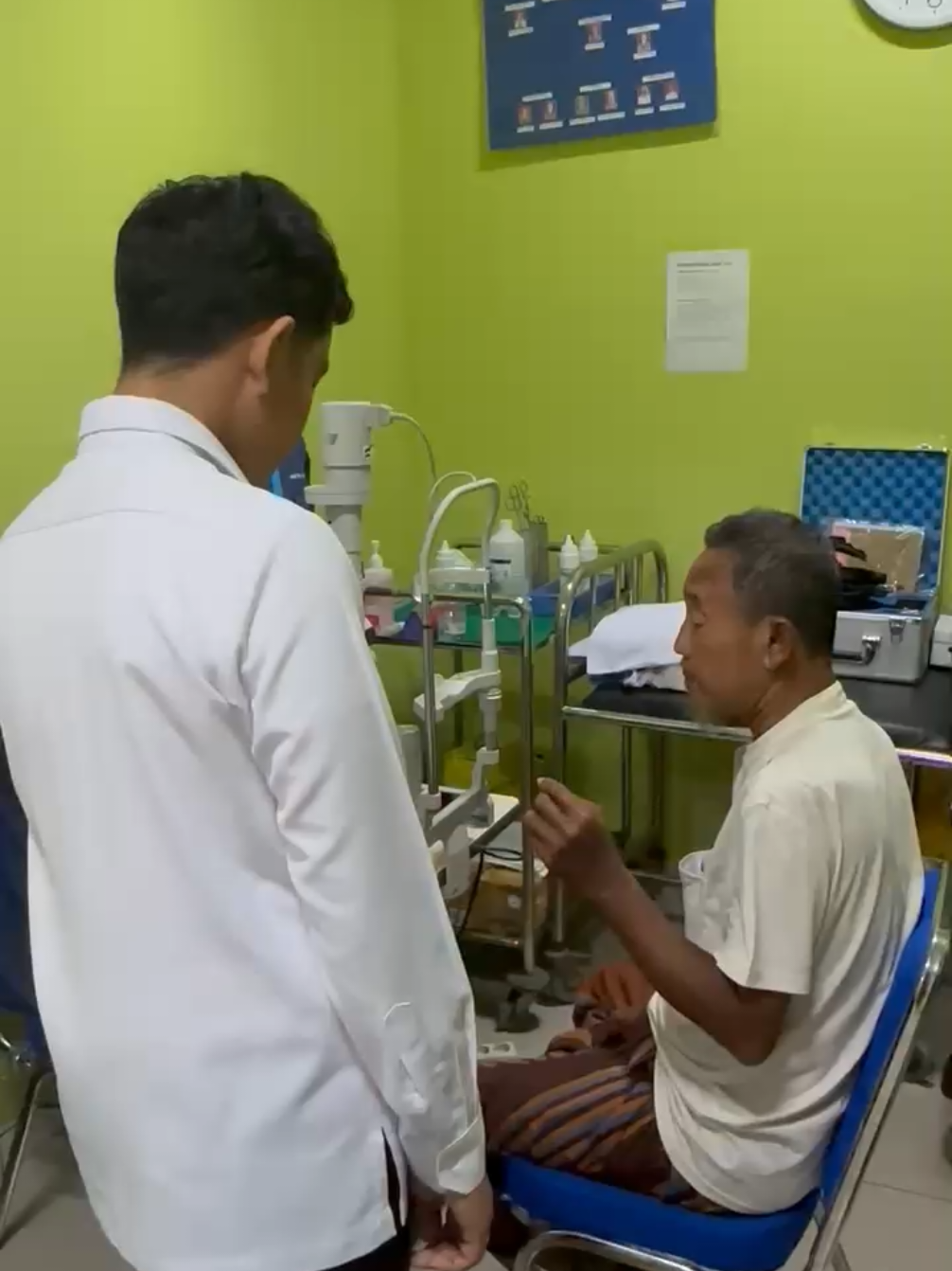 Bapak yg sedang periksa mata, ngobrol panjang dilu baru ngeh: eh ini pak Gibran ya🤣 Ada scene lucu juga, ditanya WP pusing gak? Jawabnya: kalo kantong kosong pusing pak (sambil nunjuk saku baju)😂 #gibran #gibranrakabuming #wapres 