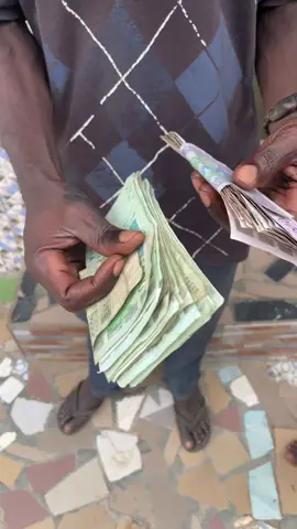 #monsieur est très satisfait car il a reçu son argent fait bon usage avec cet argent#90s #80s #cejourlà 