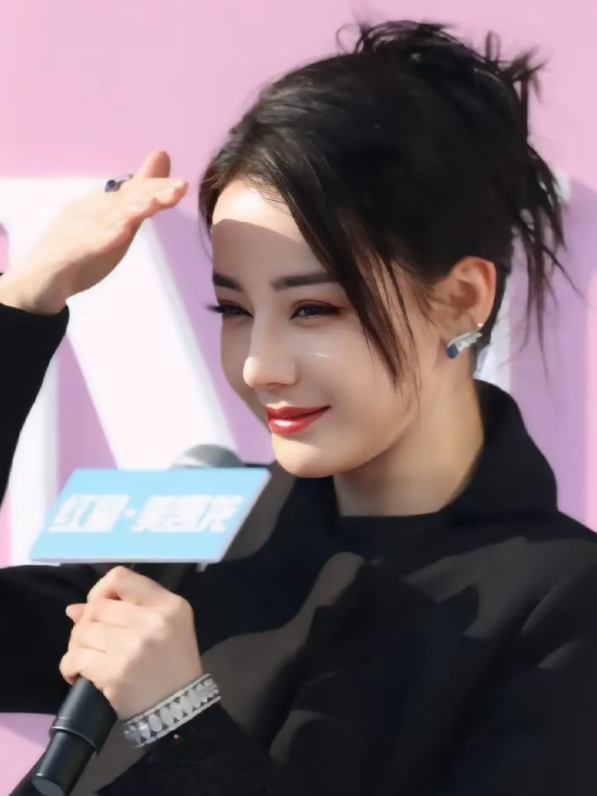 Dilireba with Black Dress