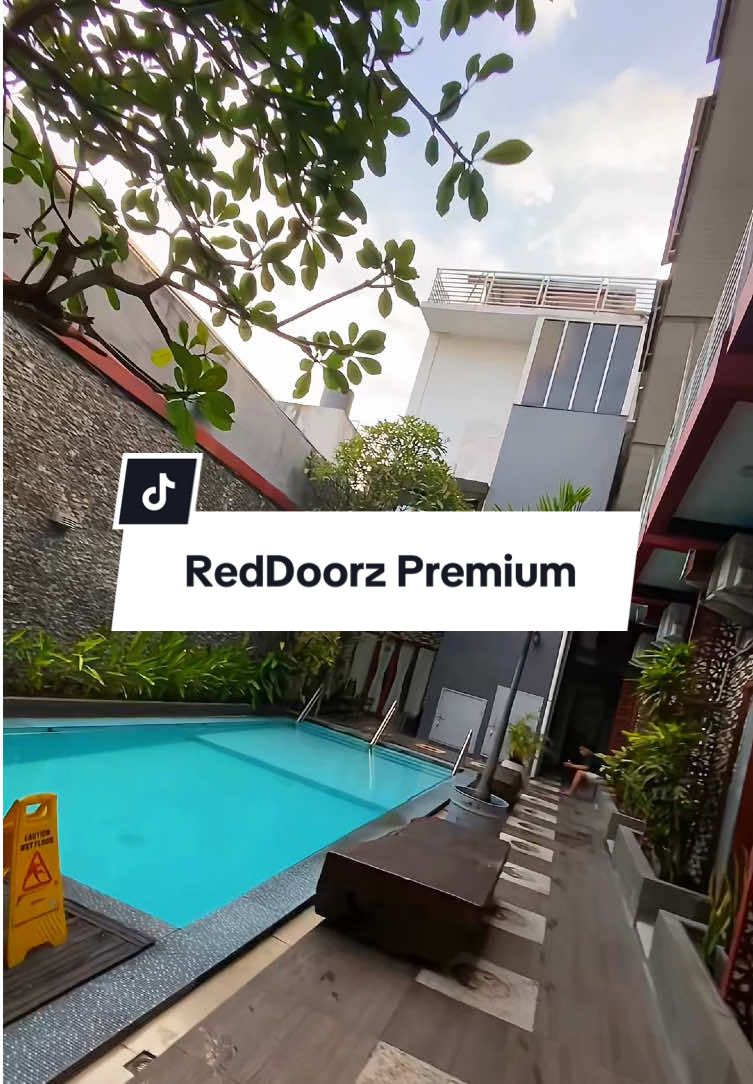 Nginep di hotel Premium tapi harga ekonomis di tengah tengah Kota Malang ✨. Pake kode “YUKNGINEP” di App RedDoorz, dapatkan harga terbaik 🫶🏼🥰 @RedDoorz Indonesia  #redtravelers #bukasemuapintu #reddoorzid #reddoorz #hotelmurahmalang 