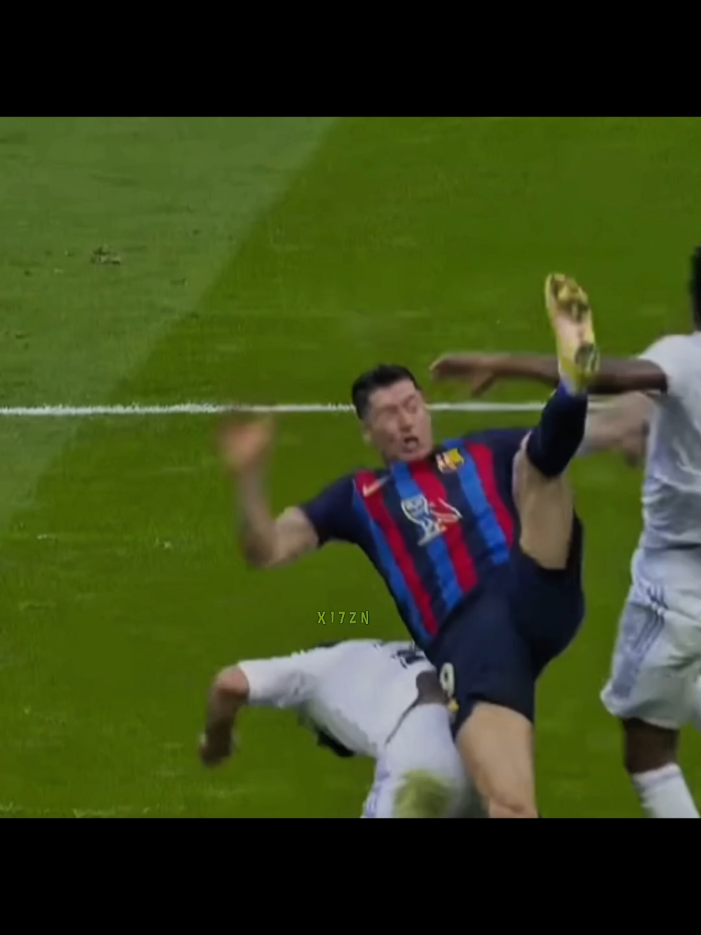 صاير زلمة؟ 😅#ليفاندوفسكي #ميليتاو #edermilitao #realmadrid #brasil 