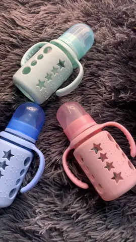 🍼✨ لكل أم تبحث عن الأناقة والراحة لطفلها! قدّمنا لكم رضّاعات سيليكون آمنة 100% بتصميم عملي مع مقابض مريحة تساعد طفلك على مسكها بسهولة 🤍 متوفرة بـ 3 ألوان تناسب الصبيان والبنات: 💙 أزرق 💗 زهري 💚 نعناعّي (Mint) ✔️ أنبوب شفاف مع غطاء للحفاظ على النظافة ✔️ خامات آمنة للأطفال ✔️ سعة مناسبة للاستخدام اليومي 📦 التوصيل لكافة المحافظات ✨ خلي تجربة الرضاعة أسهل وأجمل مع منتجات Luna Store ✨ للطلب يرجى مراسلة الصفحة 📩 ⸻ الهاشتاكات المقترحة👇 #LunaStore #منتجات_اطفال #رضاعات_اطفال #مولود_جديد #مستلزمات_بيبي         إ