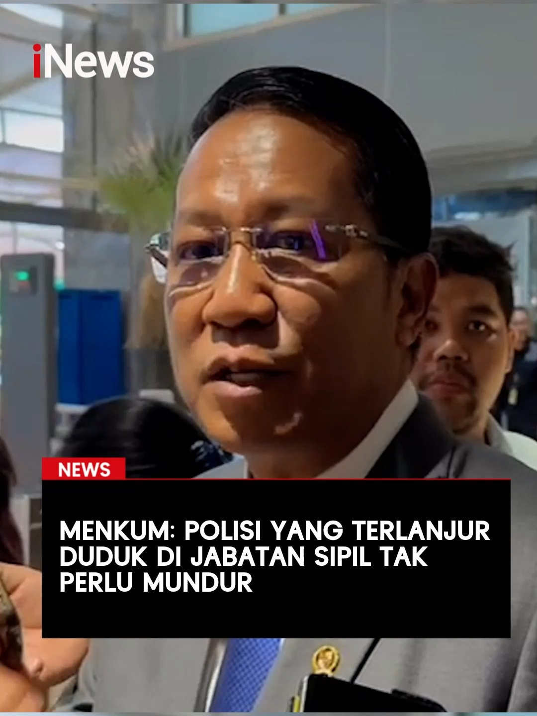 Menteri Hukum (Menkum) Supratman Andi Agtas menilai anggota Kepolisian Negara Republik Indonesia (Polri) yang terlanjur sudah duduk di jabatan sipil tak perlu mundur, saat merespons adanya putusan Mahkamah Konstitusi (MK). Dia mengatakan putusan itu tidak berlaku bagi situasi yang sudah terjadi. Namun, dia menilai, ke depannya anggota Polri tak boleh lagi diusulkan untuk menduduki jabatan sipil.  