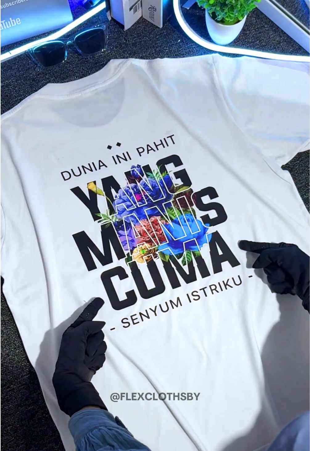 Disenyumin banyak orang tiap keluar sama paksu pake baju ini🤭😁 #suamiidaman #kaoskatakata #kaospria #bucin 