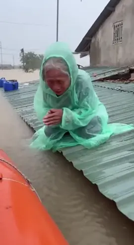 Bão lũ miền trung ngập nhà hết rồi cô chú ơi😔😢#bãolụtmiềntrung #mientrung #lutbaomientrung #hue #viral 