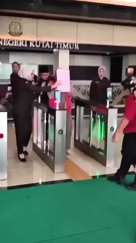 Dana Desa Rp2.1 M Dipakai Main Kripto, Bendahara di kaltim Ditangkap. Kejaksaan Negeri Kutai Timur menetapkan J, Kepala Urusan Keuangan Desa Bumi Etam, Kecamatan Kaubun, sebagai tersangka dugaan korupsi APBDes 2024. Penyidik mengungkap J menggunakan dana desa sebesar Rp2,1 miliar untuk bermain kripto melalui sebuah aplikasi 