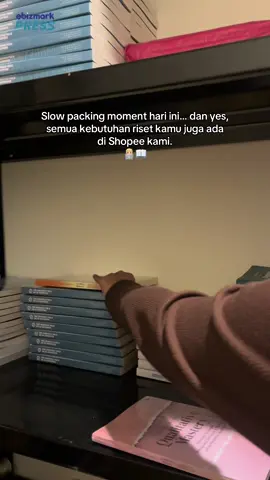Pesanan hari ini kami siapkan pelan-pelan dan penuh perhatian. Kalau kamu lagi cari buku penelitian, metode, atau referensi akademik, bisa cek etalase Shopee kami ya ✨📚 #mahasiswa #dosentiktok #BookTok #penelitian #fypシ゚ 