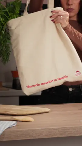 Sigur mulți dintre voi ați trecut prin „aventura” găluștelor de griș pentru supă. Ba ies prea tari, ba prea moi, ba se destramă complet... Așa eram și eu, până am descoperit găluștele Monte Banato. Ce îmi place la ele? Sunt făcute doar din griș de grâu și ouă, nimic complicat, nimic în plus. Se pun direct în supă, fierb 2-3 minute, apoi le lași încă 10 minute sub capac. Atât.  Într-un sfert de oră, am supa gata și 4-6 porții de găluște pufoase, cu gust autentic, fără bătăi de cap. Chiar vă recomand să le încercați! Monte Banato a lansat un produs unic pe piața din România și... sincer, după ce le testați, o să mă înțelegeți. #megabuzz_montebanato #galustemontebanato #buniapproved @BUZZStore @Monte Banato 