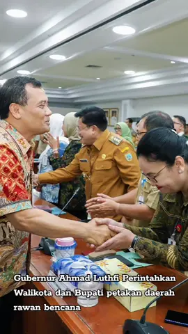 Memasuki puncak musim hujan yang di perkiraan sampai bulan Desember seluruh daerah di Jawa Tengah di minta memastikan siap kesiagaan nya penuh Gubernur Ahmad Luthfi meminta seluruh Bupati dan Walikota agar memetakan daerah rawan bencana  termasuk titik banjir dan longsor , Tegas Gubernur Ahmad Luthfi di acara gedung  provinsi Gradhika Bhakti Praja Semarang  #Gubernurjatengahmadluthfiofficial  #Wagubjatengtajyasinmz  #Pemprovjateng  #NgopeniNglakonijateng  #Gubernurahmadluthfi