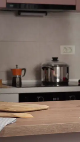 Sigur mulți dintre voi ați trecut prin „aventura” găluștelor de griș pentru supă. Ba ies prea tari, ba prea moi, ba se destramă complet... Așa eram și eu, până am descoperit găluștele Monte Banato. Ce îmi place la ele? Sunt făcute doar din griș de grâu și ouă, nimic complicat, nimic în plus. Se pun direct în supă, fierb 2-3 minute, apoi le lași încă 10 minute sub capac. Atât.  Într-un sfert de oră, am supa gata și 4-6 porții de găluște pufoase, cu gust autentic, fără bătăi de cap. Chiar vă recomand să le încercați! Monte Banato a lansat un produs unic pe piața din România și... sincer, după ce le testați, o să mă înțelegeți. #MegaBUZZ_MonteBanato #BuniApproved #GalusteMonteBanato  @Monte Banato  @BUZZStore 