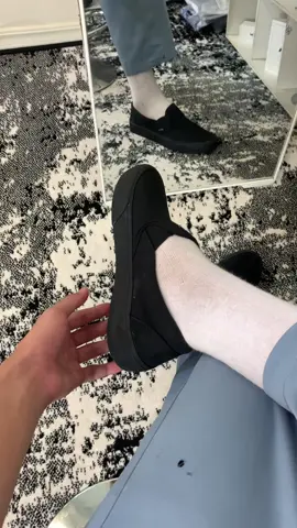 Cakep nih #sepatusneakers #sepatuslipon #sepatuhitam #sepatusekolah #brickmansions 