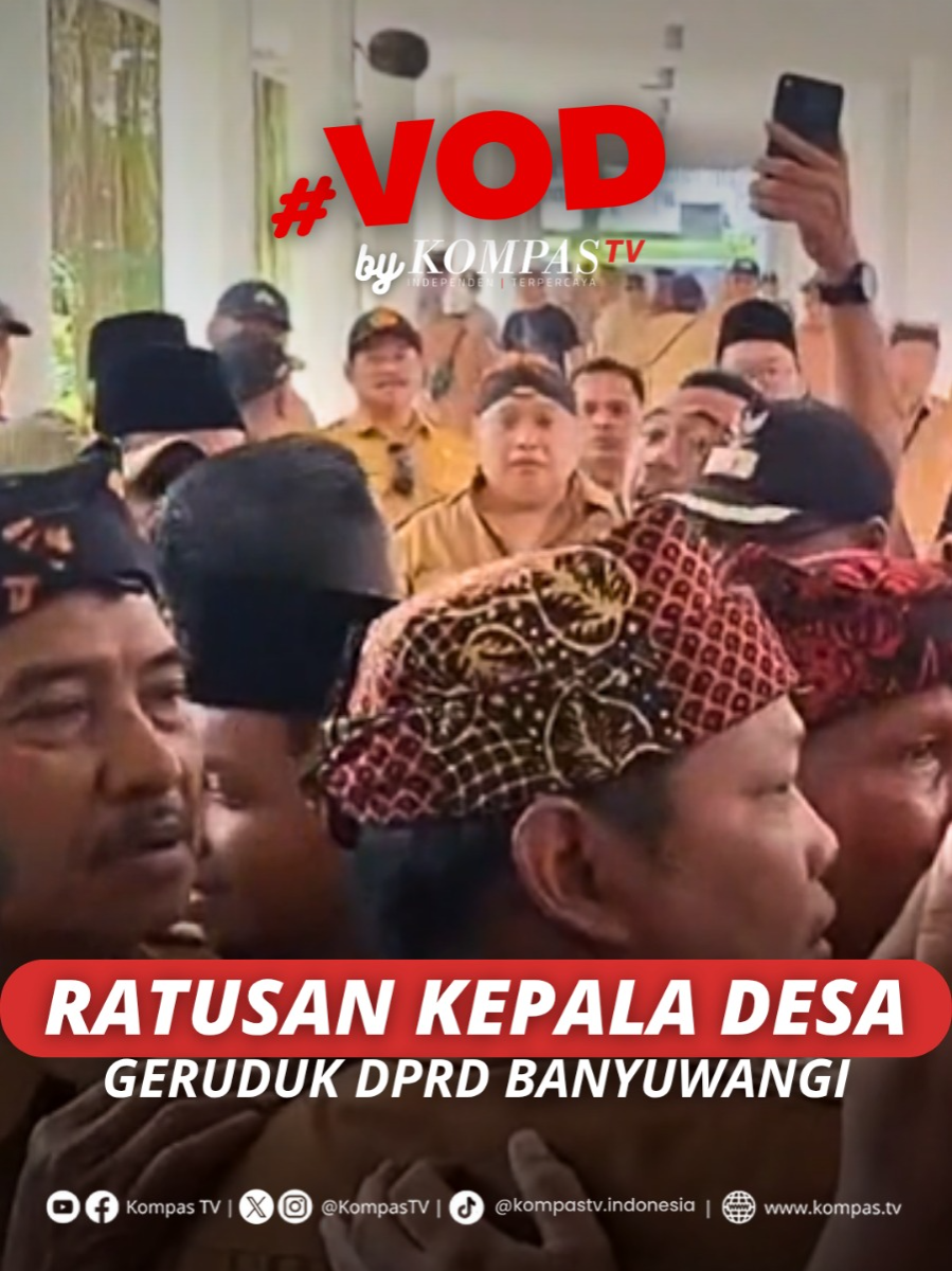 Ratusan kepala desa di Banyuwangi, Jawa Timur, mendatangi gedung DPRD setempat pada Senin (17/11) untuk menuntut klarifikasi atas pernyataan anggota DPRD Banyuwangi, Suwito, yang viral dan menyebut 80 persen kades terindikasi korupsi bantuan sosial. Aksi ini dilakukan setelah Suwito menuding adanya pemotongan bansos dan menyebut setiap penyaluran diduga menghasilkan keuntungan hingga 24 juta rupiah. Dalam pertemuan resmi, Suwito akhirnya menyampaikan permintaan maaf di hadapan para kepala desa. Ia berharap pemerintah dan masyarakat dapat berkolaborasi mengawasi penyaluran bantuan sosial agar tepat sasaran. Banyuwangi sendiri memiliki lebih dari 180 desa yang terdampak langsung oleh pernyataan tersebut. Tuliskan komentarmu dan dapatkan berita terkini lainnya di www.kompas.tv serta youtube.com/kompastv #VODKompasTV