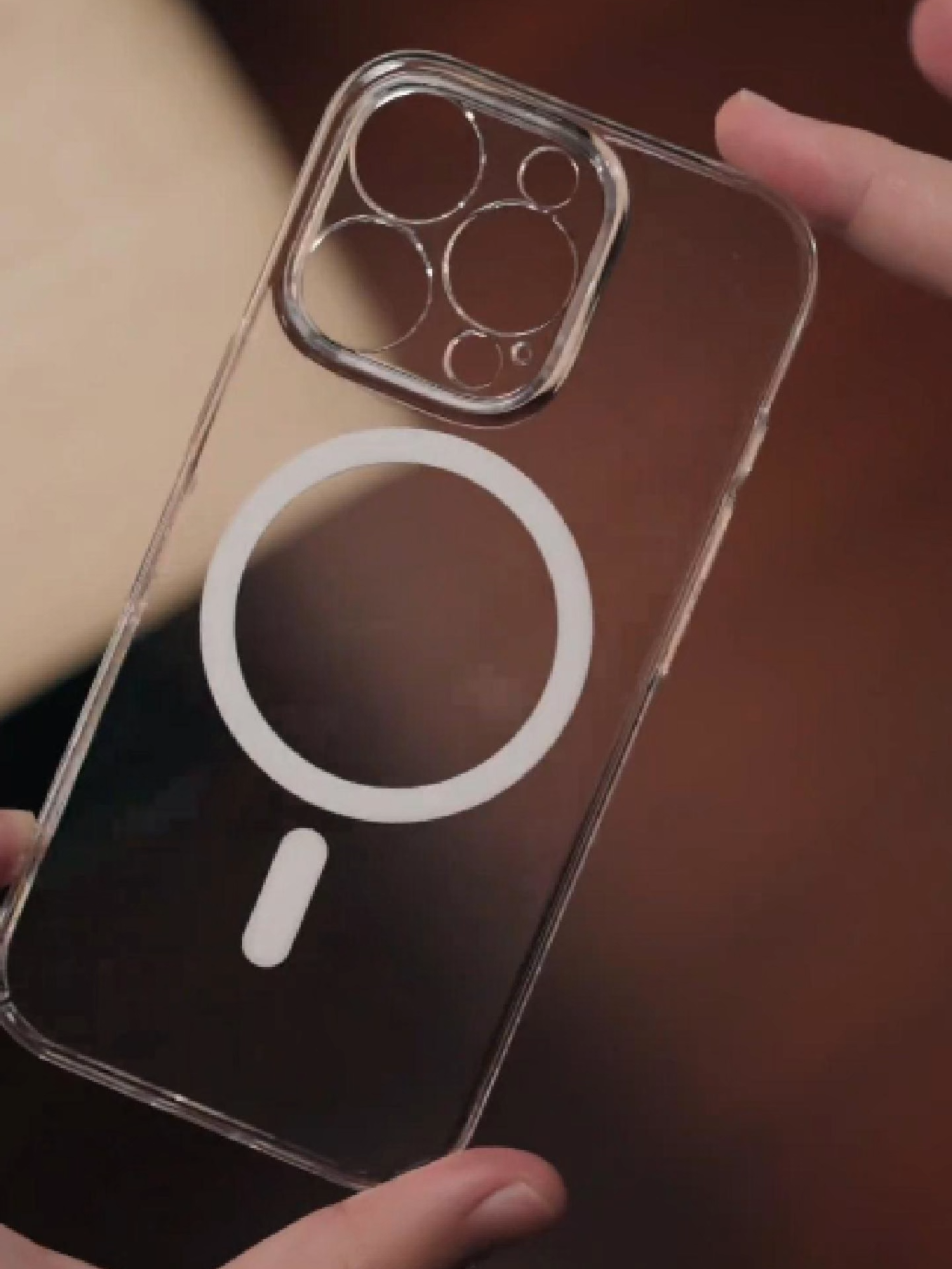 Ốp là ốp trong suốt, nhưng KHÔNG SỢ Ố VÀNG! Torras cam kết 365 ngày không ố vàng, vàng là đổi mới. Hỗ trợ sạc MagSafe lực hút 18N (siêu mạnh), dùng trên xe hơi hay đế sạc đều không sợ rớt. Cầm thì mỏng như máy trần (0.8mm), xài thì chắc chắn. Giải phóng đôi tay, nâng cấp trải nghiệm! Đừng chần chừ nữa! Nhấn vào Giỏ hàng màu cam hoặc Link Bio để 