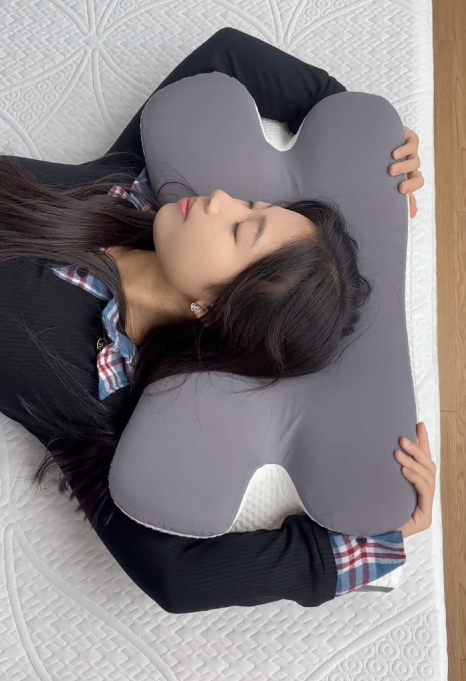 TikTok finally got it right with this one. #ergonomicpillow #neckpillow #tiktokshopblackfriday #pillow #memoryfoam #cervicalpillow #foryoupage #backpain 