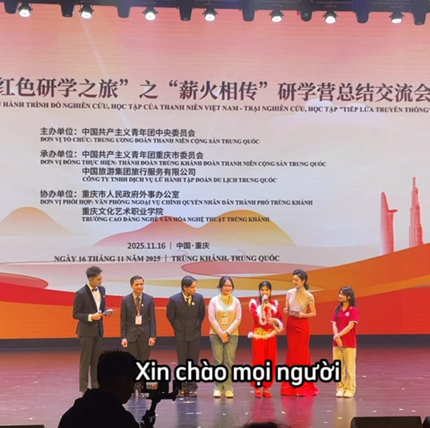 Mọi người có cảm thấy lẩu Trùng Khánh cay không ạ? #青年红色研学之旅 #重庆 #trungquoc #thanhnienvietnam #tiengtrung 