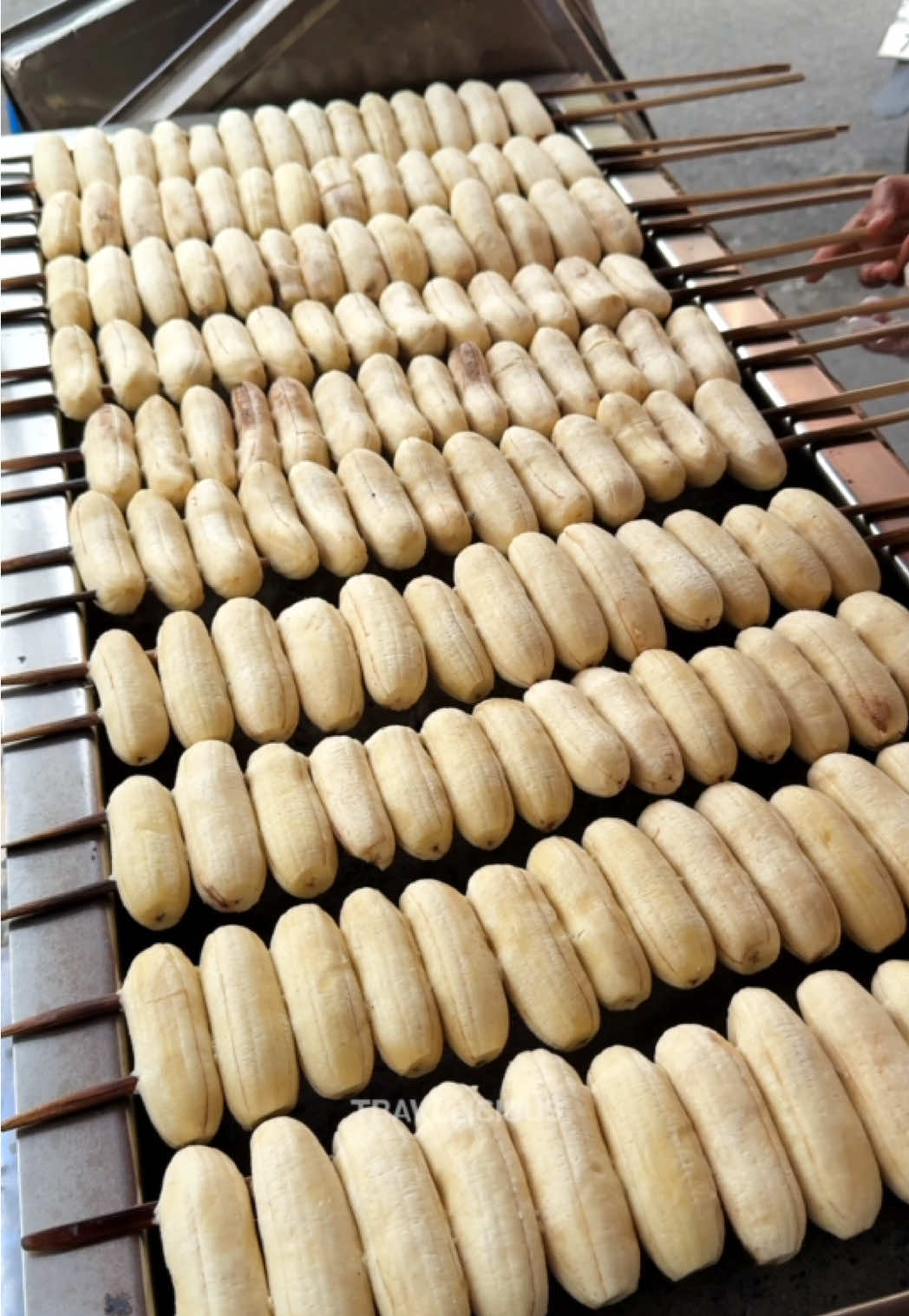 The Most Delicious Charcoal Grilled Banana in Bangkok! 📍Location กล้วยปิ้ง สายสุวรรณ (ตลาดน้อย) 💰Price  USD 0.30 / THB 10 / KRW 440 #banana #thaifood #viral 