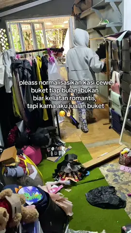 🌷bisa custom warna bunga dan wraping 🌷pemesanan maksimal H-1 🌷pemesanan bisa di ambil ke lokasi atau pengiriman menggunakan ojek online/bisa juga co via oyen🍊 🌷hasil bouquet tidak bisa 100% sama karena produk handmade - untuk harga dan pesanan bisa dm  wa:+62-895-622-347-448 🛒 Ena_bouquet27:shoppe,ig 📍hambalang citereup bogor happy shoping🧏🏻‍♀️ #buket #buketwisuda #buketmurah #buketbunga #fyp 