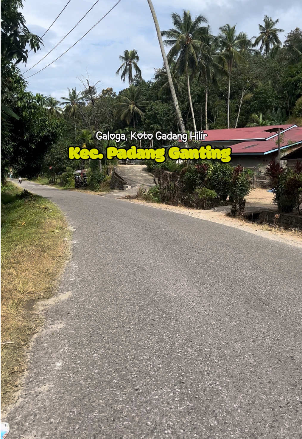 Yapppp hari ini kita melanjutkan petualangan kita dalam mengambil momen dan dokumentasi, kali ini kita mengunjungi salah satu tempat di Kecamatan Padang Ganting yaitu Galoga jorong koto gadang hilir. Saat mengambil dokumentasi ini saya disuguhi keindahan persawahan yang luas, perbukitan yang hijau dan keindahan alam yang masih terjaga. Dengan berkunjung kesini saya merasa bersyukur dan mengetahui bahwa Tanah Datar itu memang indah 👍 Sanak warga Padang Ganting atau punya pengalaman indah disini, yuk berbagi pengalaman di kolom komentar ya sanak 😍😍 #serbaserbisangka #Galoga #padangganting #3s #tanahdatar 