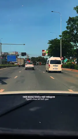 Phần 285: Chuyến xe lam chiều.      Một mình yêu, lòng vẫn lao xao Vẫn sáng trong tim mắt môi chào Vẫn thao thức mãi đêm hờn vắng Người ấy hững hờ lại xót đau. Một mình thương, hồn vẫn dịu êm Vẫn nghe trong gió thoảng hương mềm Vẫn khao khát được sờ lên tóc Người ấy một lần để mộng thêm. Một mình tương tư, vẫn rộn ràng Vẫn hoài thắt thỏm nỗi chờ sang Vẫn mơ một buổi tương phùng đẹp Người ấy cùng ta chuyển ái nồng. Dạt dào dẫu chỉ tình đơn phương Miễn yêu người ấy đậm đà thương Trăm năm đã kết vào tim nhỏ Vẫn mãi đong thầm những ngóng trông…#CapCut #thịnhhành #xuhuong #amnhac #trendingsong 