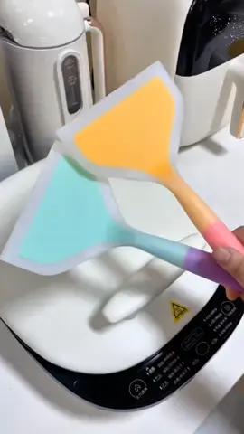 Gunakan spatula silikon ini untuk menggoreng roti dan telur, tidak akan merosakkan kuali.#dapur #goodthing #tiktok #fyp #foryou 