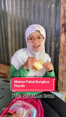 Kalian pernah makan nasi dibungkus sama plastik juga nggak? #jadul #makan #kenangan #nostalgia #teman 
