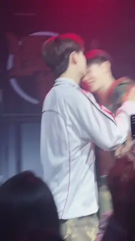 Anh ấy chạy, anh ấy đuổi theo, anh ấy không thể thoát được